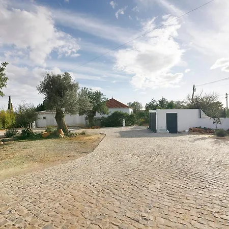 Moncoracao Village *