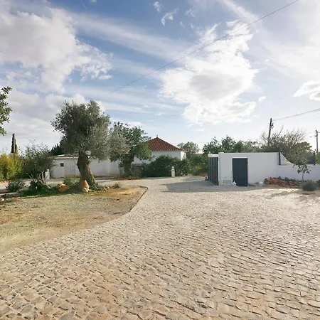 Moncoracao Village
