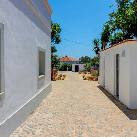 Moncoracao Village *